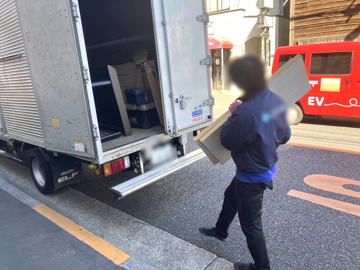 「2Kのマンションのお部屋からベッドと姿見を回収しました」作業写真